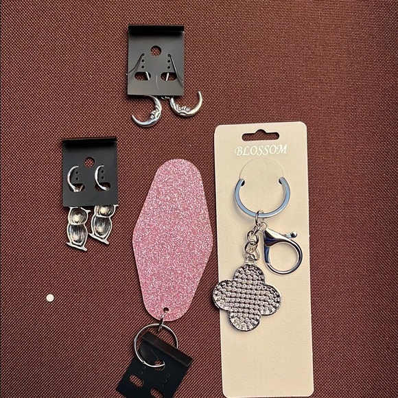 💎🆕 💎 Silver Earrings, Bracelets and Keychain Set - Picture 9 of 12